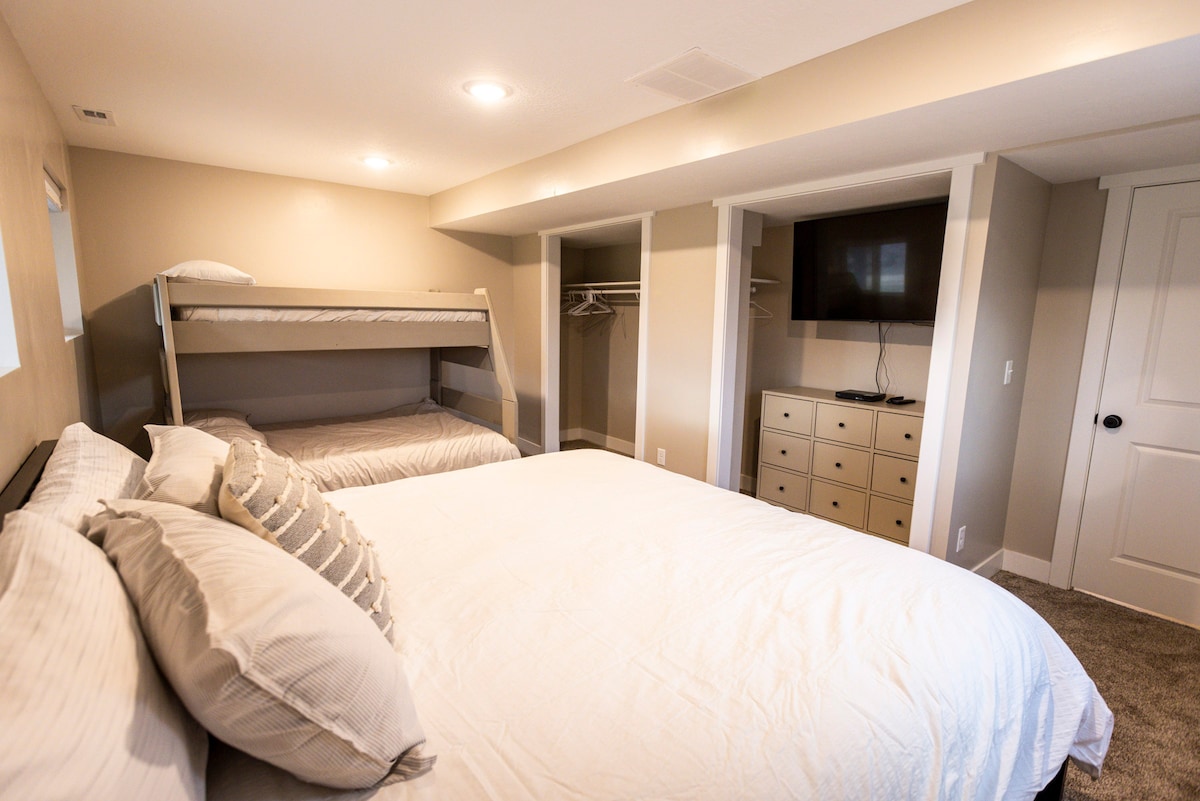 غرفة نوم بسرير كبير مع أسرّة