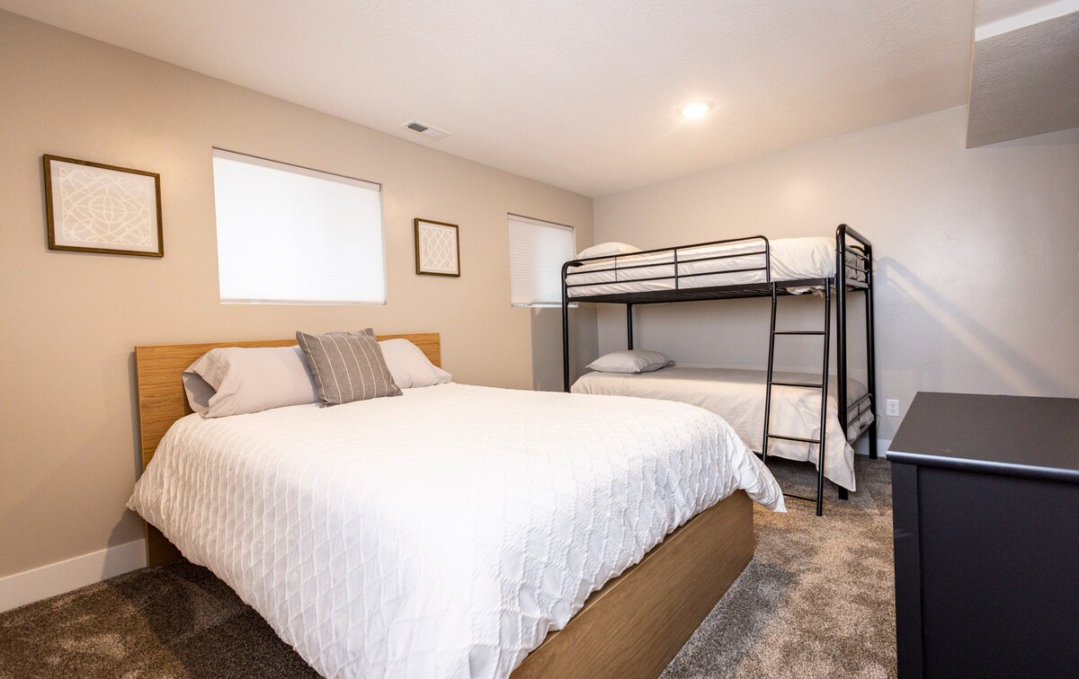 غرفة نوم مزدوجة ثانية مع أسرّة