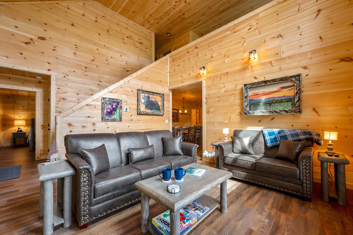客厅位于小木屋前面，配备标准双人沙发床、智能电视和DVD播放器。