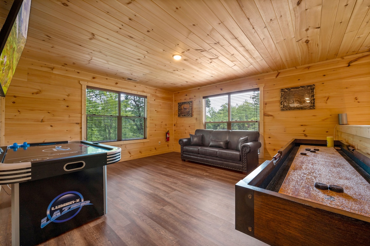 阁楼区域设有标准双人床尺寸的沙发、空中曲棍球比赛、沙狐球比赛和双人座多廊（未图片）。 非常适合在参观鸽子锻造（ Pigeon Forge ）景点一天后，在小木屋度过一段时间。