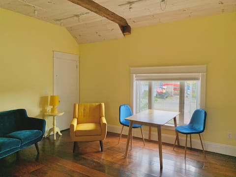 Top performing Airbnb: Cheerful Harbourside Cottage in Boothbay Harbor / Midcoast