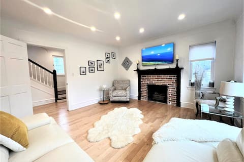 Successful Airbnb property: Rideau River / Kingsview Park / Tudor Style House in Rideau Vanier