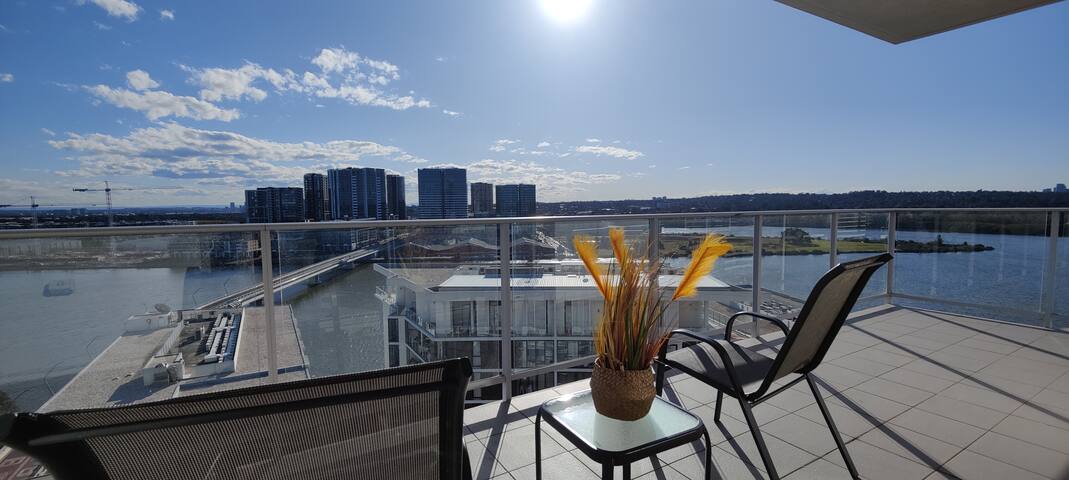 Comfy home with wrap around waterview, high level