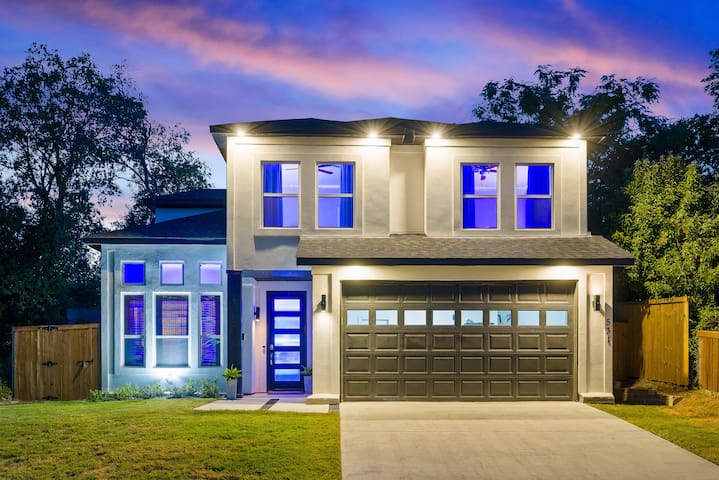 Retroland! | Hot Tub + Pool | Arcade | 7 min Dtown gallery image 3