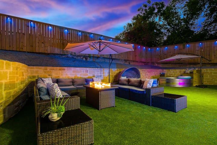 Retroland! | Hot Tub + Pool | Arcade | 7 min Dtown gallery image 2