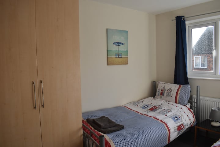 Twin bedroom with two single beds, with large wardrobe space. Bedroom overlooks the street. Hand and bath towels are provided for all guests.
