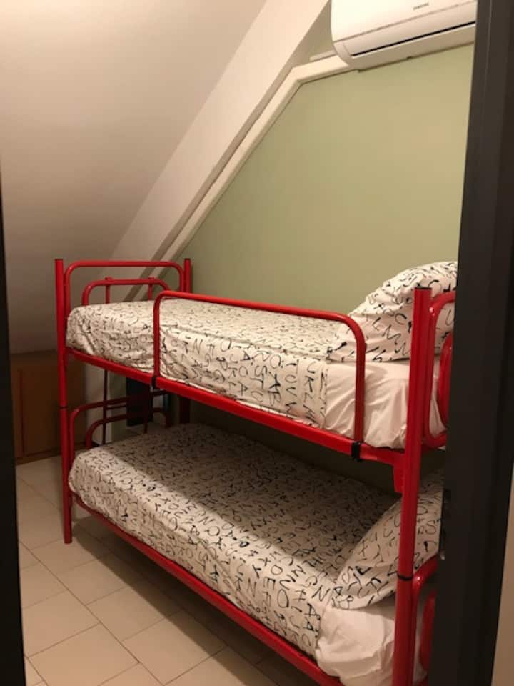 Lit superposé dans la mezzanine, équipé d'un grand espace placard et de la climatisation pour le rafraîchissement ou le chauffage