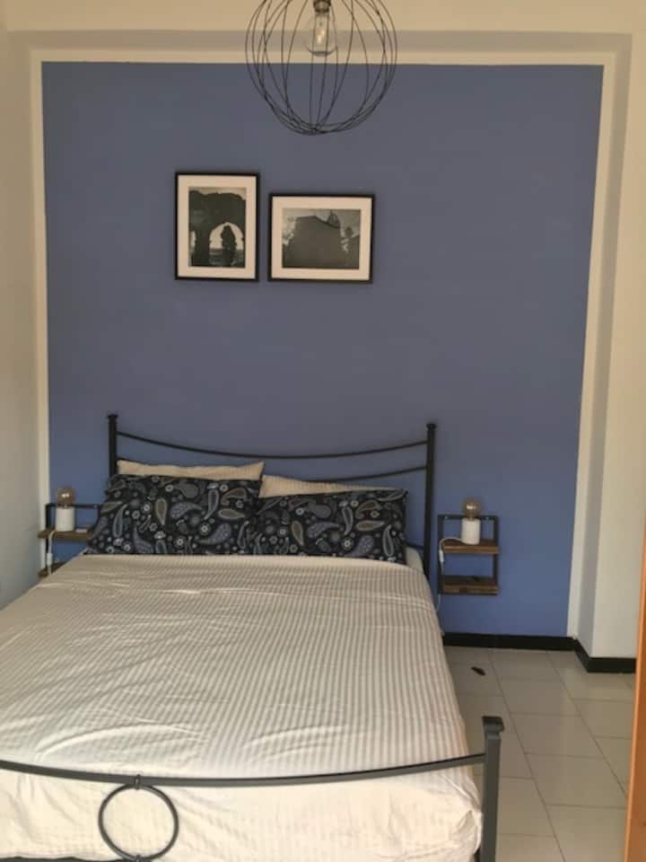 Chambre 1 avec balcon, placard, climatisation et salle de bain attenante (toilettes, bidet et lavabo)