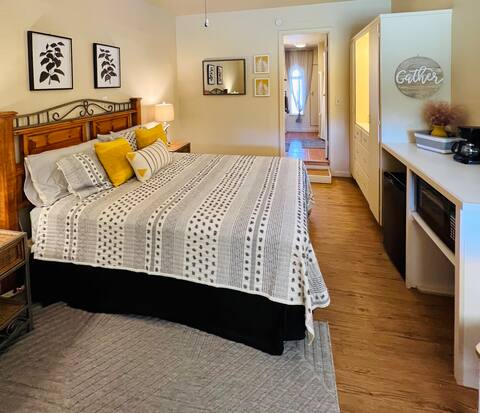 Modern 1BR at charming El Rancho Robles-Stable 10