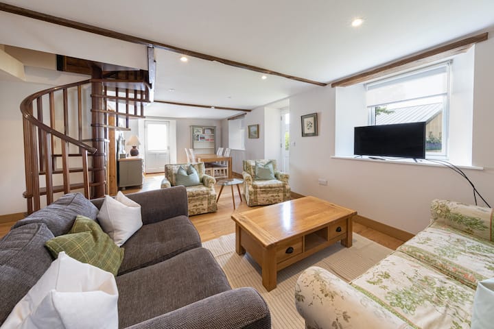 Hayloft-quirky Home Sleeping 6-8 & Scandi Hot Tub - Corbridge