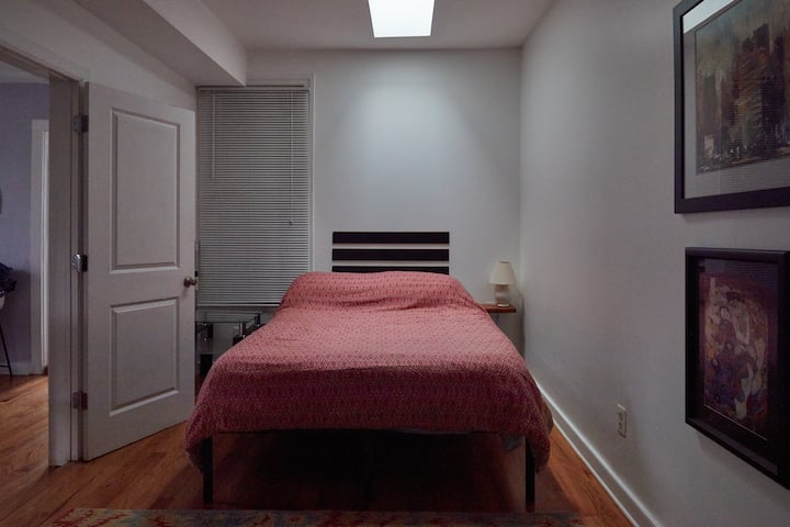 ห้องนอน 1 พร้อมเตียงควีนไซส์