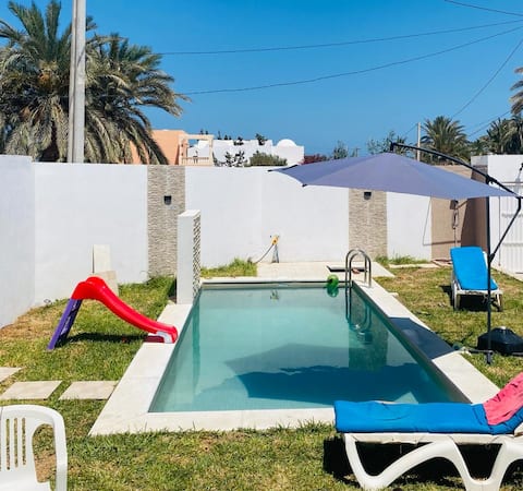 Beautiful villa with pool and close to the sea
