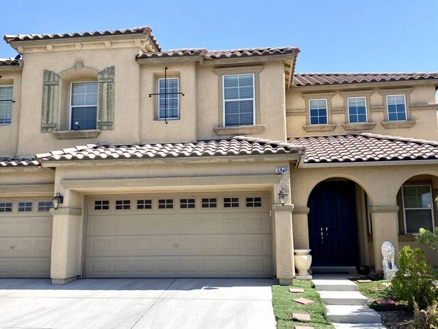 Luxury 5 bedroom 3 bathroom King bed Huge 3700Sqf