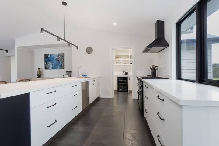 Vancouver’s End | Luxury House with Stunning View gallery image 3