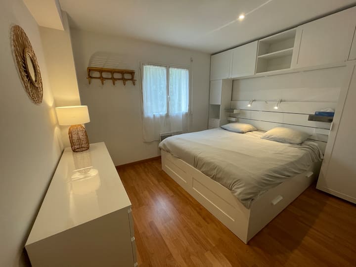 Მთავარი ფლიგელი დიდი ზომის საწოლით (180 × 200) 