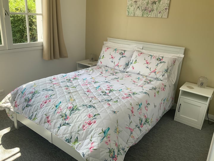 חדר שינה בקומת הקרקע, מיטה זוגית.  הציוד לישון עשוי להשתנות בהתאם למזג האוויר/לטמפרטורות.