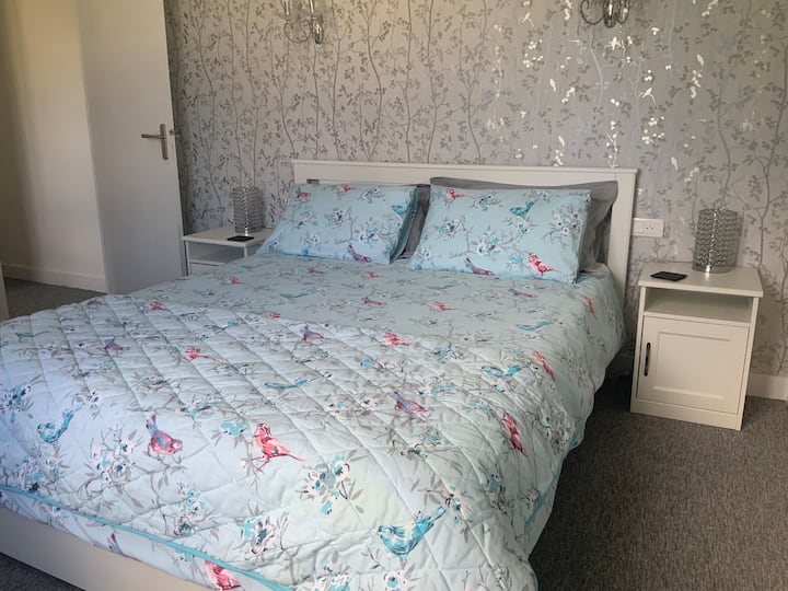 חדר שינה 1 עם מיטת קינג סייז בקומה הראשונה.  הציוד לישון עשוי להשתנות בהתאם למזג האוויר/לטמפרטורות.