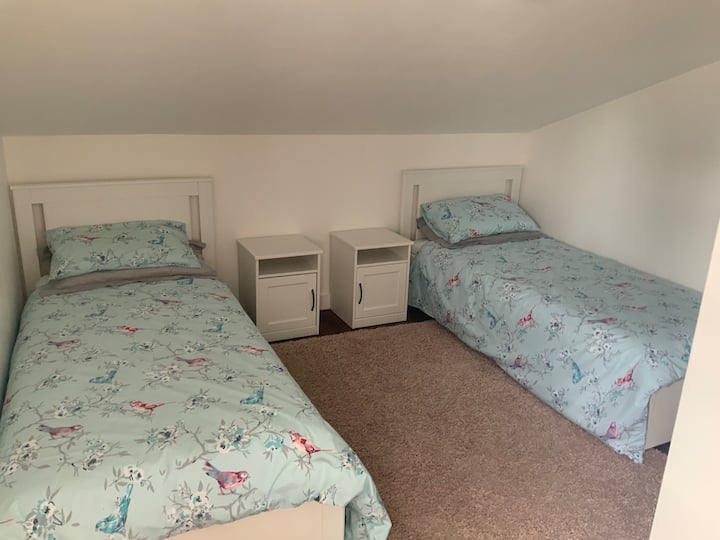 חדר שינה זוגי בקומה הראשונה, שתי המיטות הן 90x200.  הציוד לישון עשוי להשתנות בהתאם למזג האוויר/לטמפרטורות.