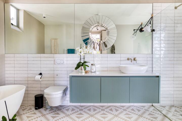 Cheerful home with pool in the heart of the city. gallery image 5