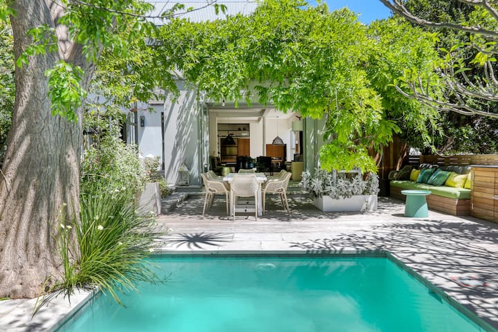 Cheerful home with pool in the heart of the city.