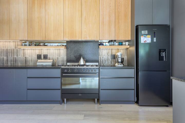 Cheerful home with pool in the heart of the city. gallery image 4