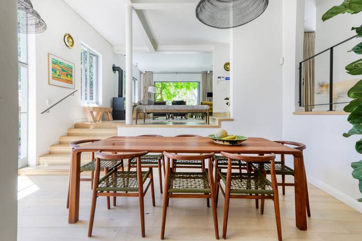 Cheerful home with pool in the heart of the city. gallery image 2