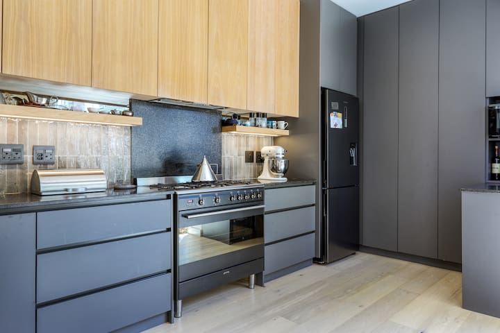 Cheerful home with pool in the heart of the city. gallery image 3