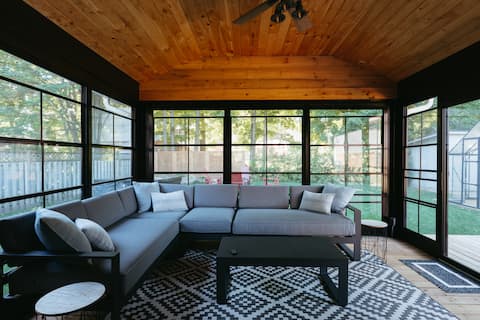 Top Airbnb: Beach House 5 Star Gem +Muskoka room + Yoga Studio in Innisfil