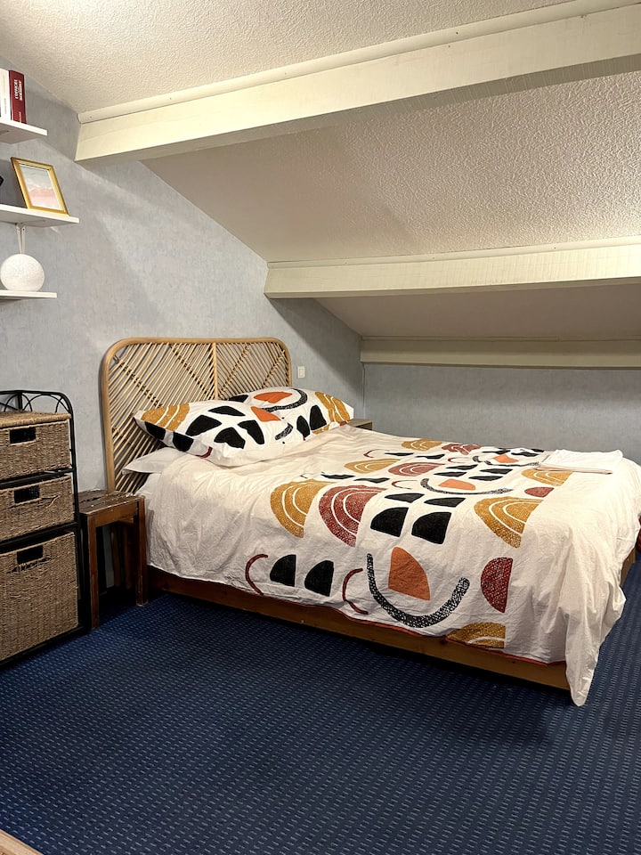 Habitación con cama doble