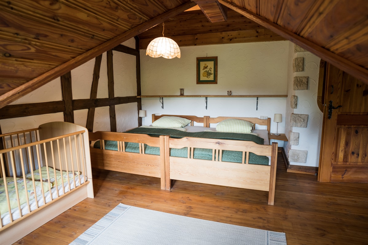 ห้องนอนพร้อมเตียงครอบครัวและเตียงเด็กอ่อน