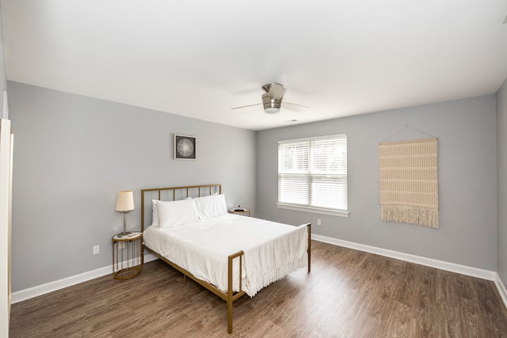 Მეორე საძინებელი ზემოთ. საწოლი. Აბაზანა-ტუალეტი. შესასვლელი კარადა. Ოვერჰედის ვენტილატორი. გვერდითი მაგიდები. Სრული სიგრძის სარკე.