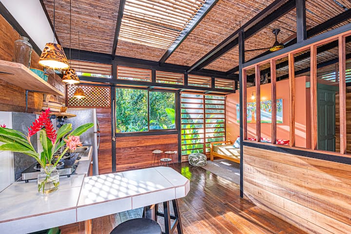 إطلالة من المدخل 