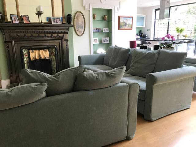 Big beautiful house with great transport links gallery image 4