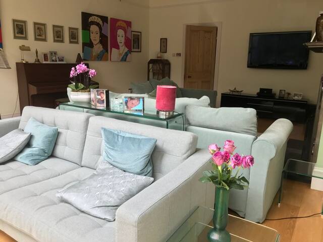 Big beautiful house with great transport links gallery image 5