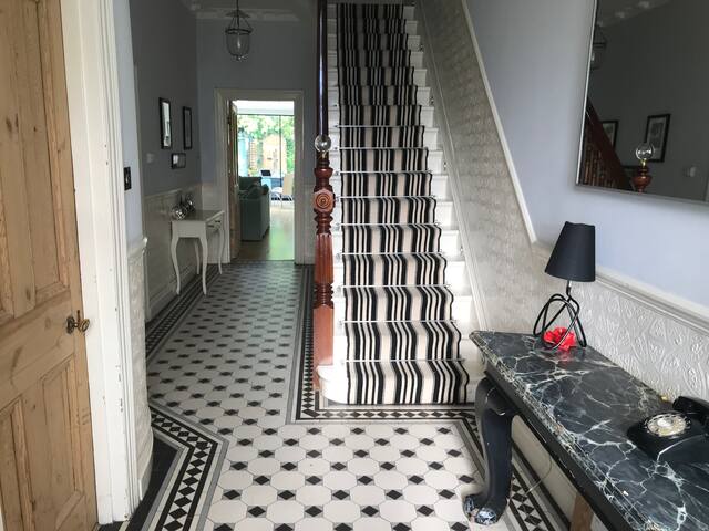 Big beautiful house with great transport links gallery image 2