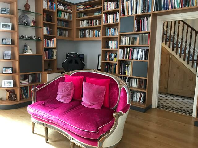 Big beautiful house with great transport links gallery image 3