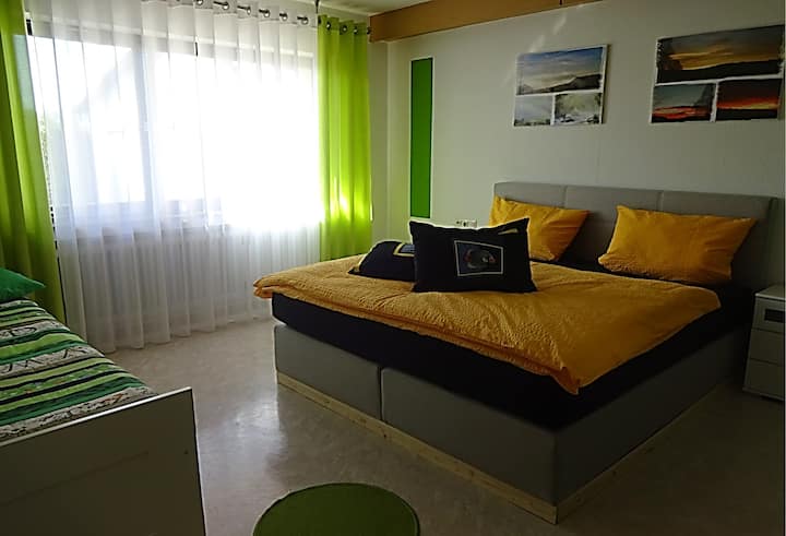 Spavaća soba s dodatnim krevetom na izvlačenje