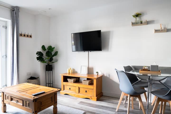 City centre 2 bed apartment - with parking, Cardiff – Updated 2023 Prices