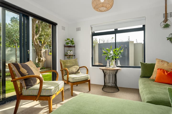 صالة تطل على حديقة مع منطقة ترفيه في الهواء الطلق 