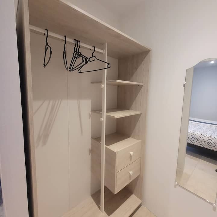 gran vestidor con capacidad para tus maletas