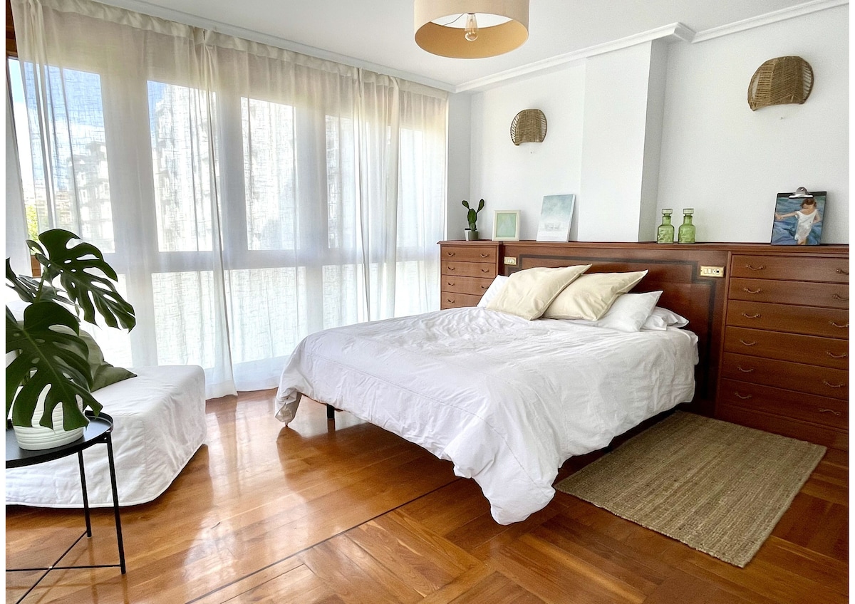 主卧配有双人床和单人加床