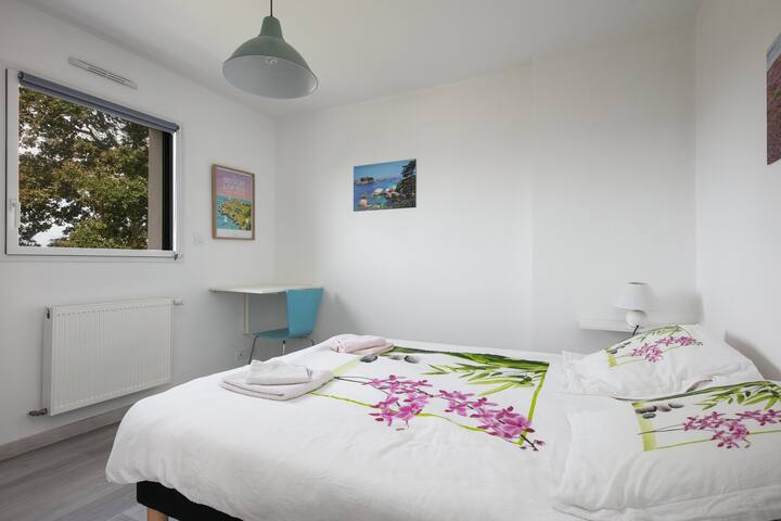 Chambre n°2 avec vue dégagée sur les contrebas de Morgat