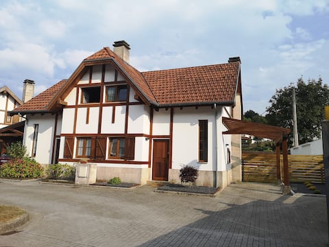 Propiedad de Airbnb exitosa: La Casita de Celsa. A nice townhouse with a garden. en Val De San Vicente