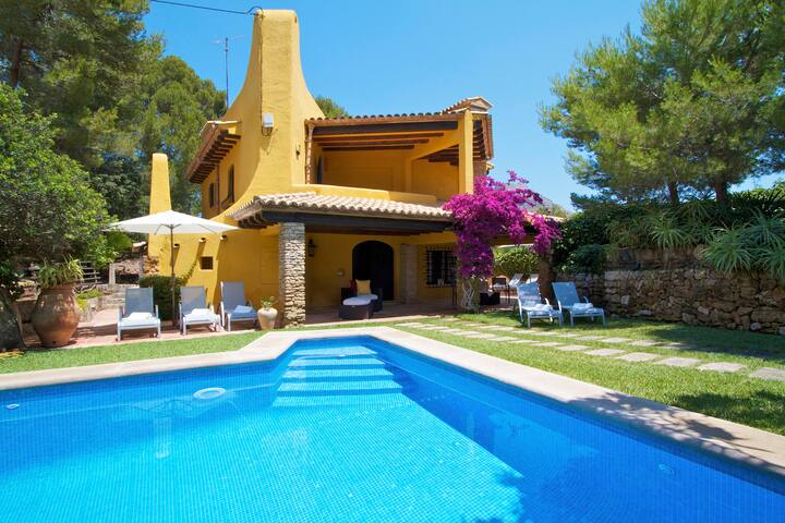 Charming villa, private pool beach within distance