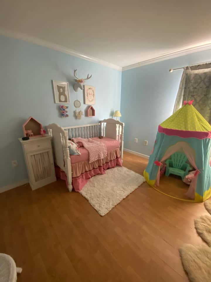 Dhoma e gjumit 3 
Krevat dopio "queen" me krevat për bebe dhe dollap shëtitës dhe qasje në banjë të plotë 2