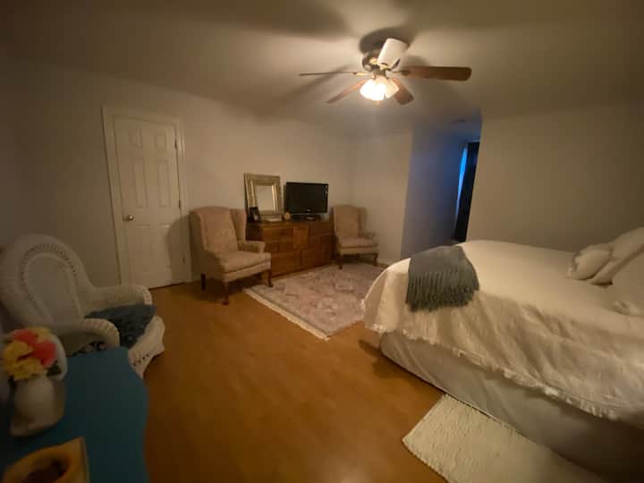 חדר שינה מס '2. מיטת קינג סייז, חדר ארונות גדול, טלוויזיה ואזורי תפאורה.  