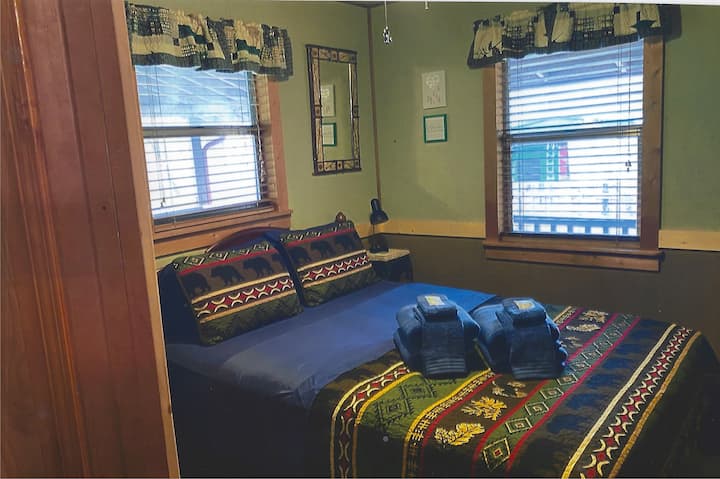 غرفة نوم ثانية في الطابق العلوي بسرير بحجم كبير.