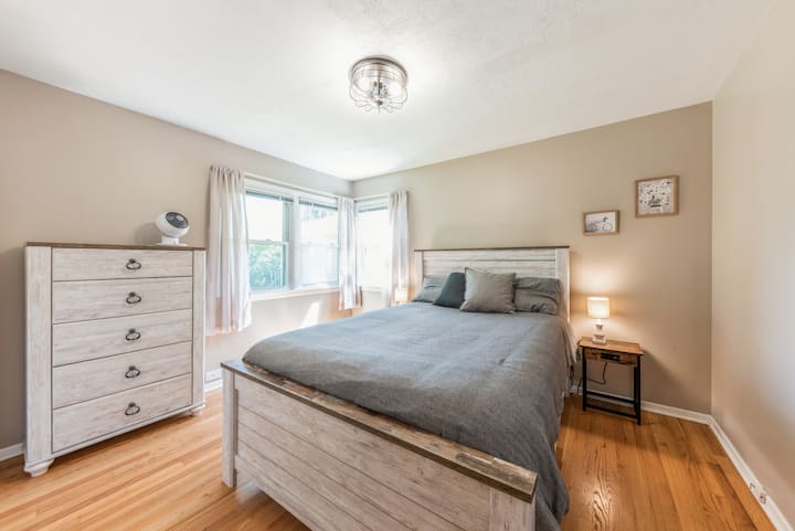 Dormitorio 2 con armario grande.