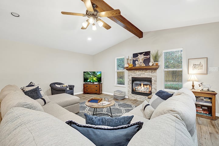 Billie Goat Haus-hottub-near Main St! - Fredericksburg, TX
