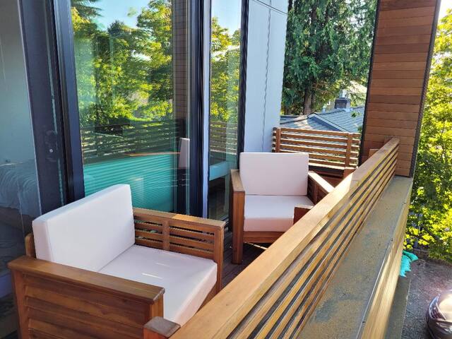 Modern five-bedroom home in a quiet neighborhood gallery image 2